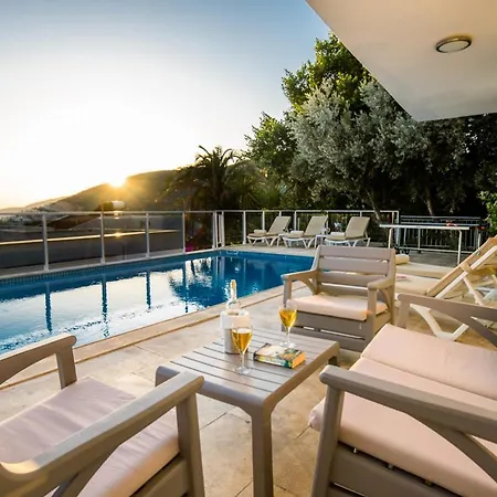 Sleeps 10 With Pool And Air Con *
