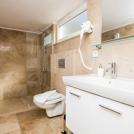 Vila Sleeps 10 With Pool And Air Con