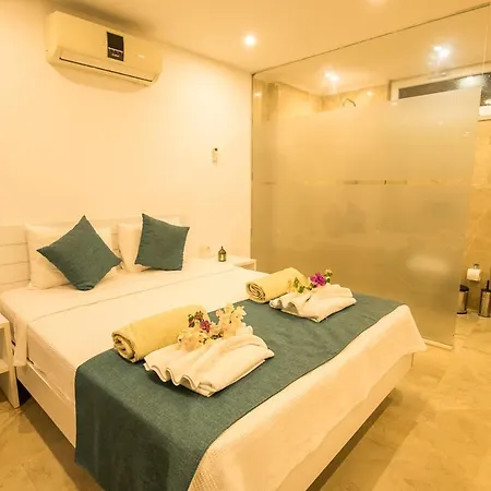 Sleeps 10 With Pool And Air Con