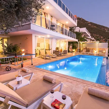 Vila Sleeps 10 With Pool And Air Con
