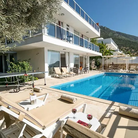 Vila Sleeps 10 With Pool And Air Con