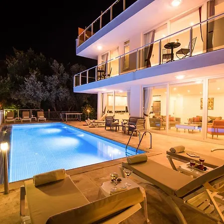Villa Sleeps 10 With Pool And Air Con *